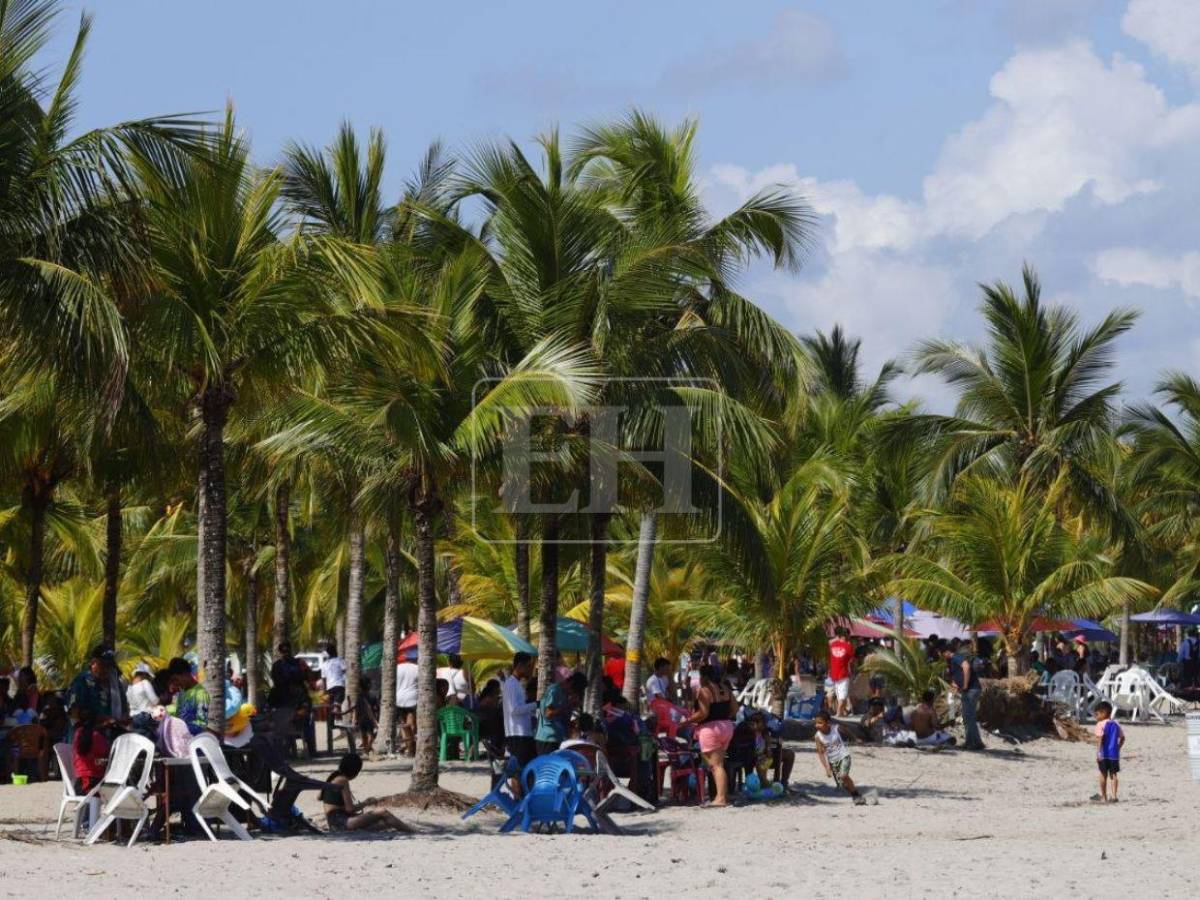 Playas de Tela siguen llenas en la recta final de Semana Santa