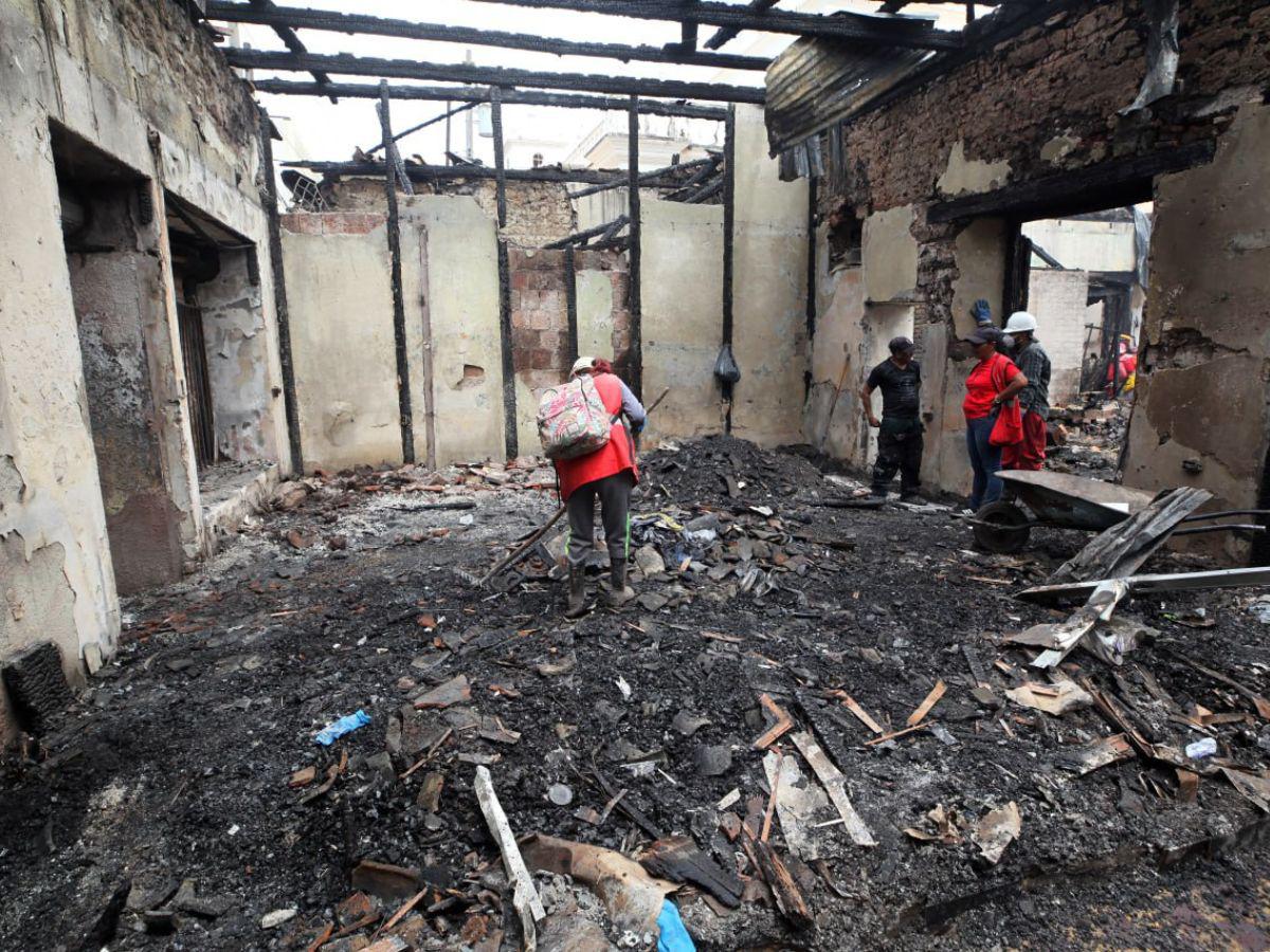 Solo cenizas y escombros: Así quedaron locales tras incendio en el centro de Tegucigalpa