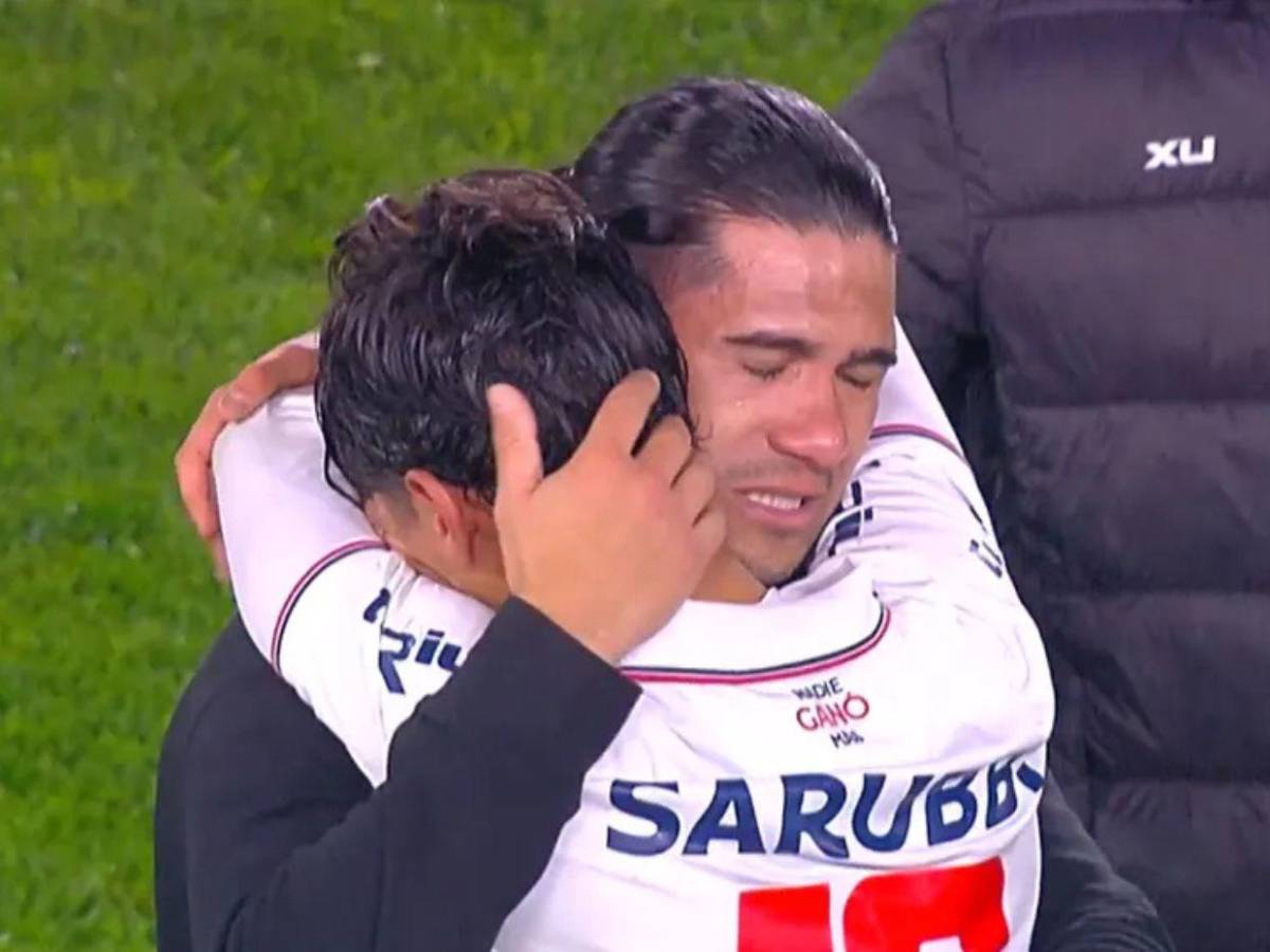 El emotivo momento de un padre e hijo que se enfrentaron en un partido de fútbol en Uruguay