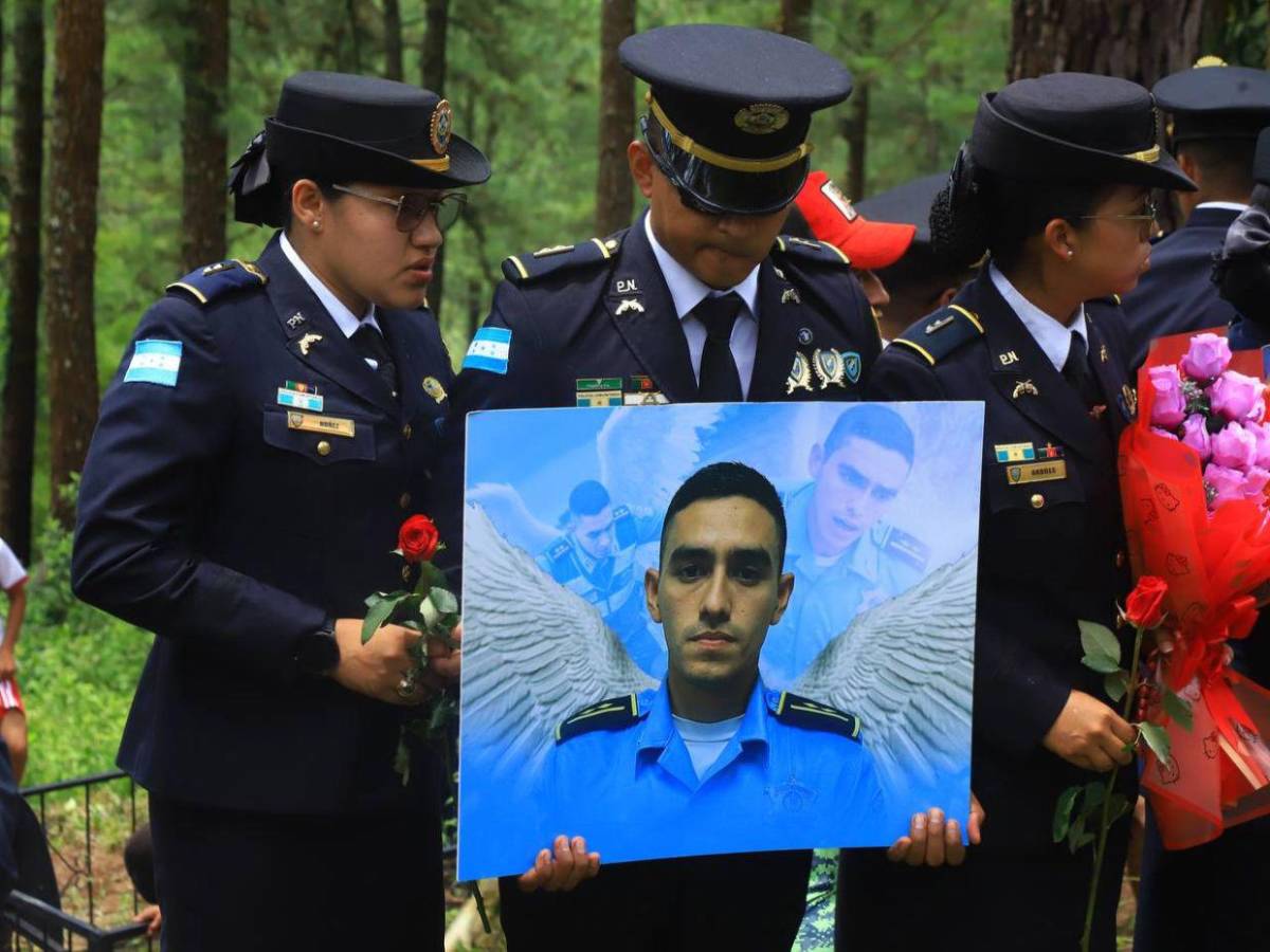 En homenaje póstumo, entregan título a padres de Kevin Pérez, quién murió al salvar a niño en SPS