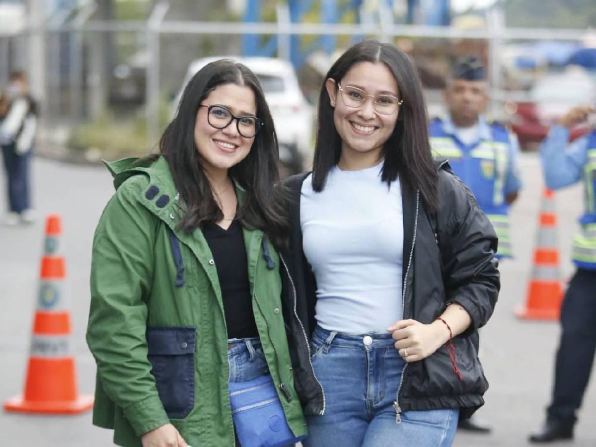 Periodista sorprende y beso a la copa: Ambiente previo al partido entre Honduras y Nicaragua