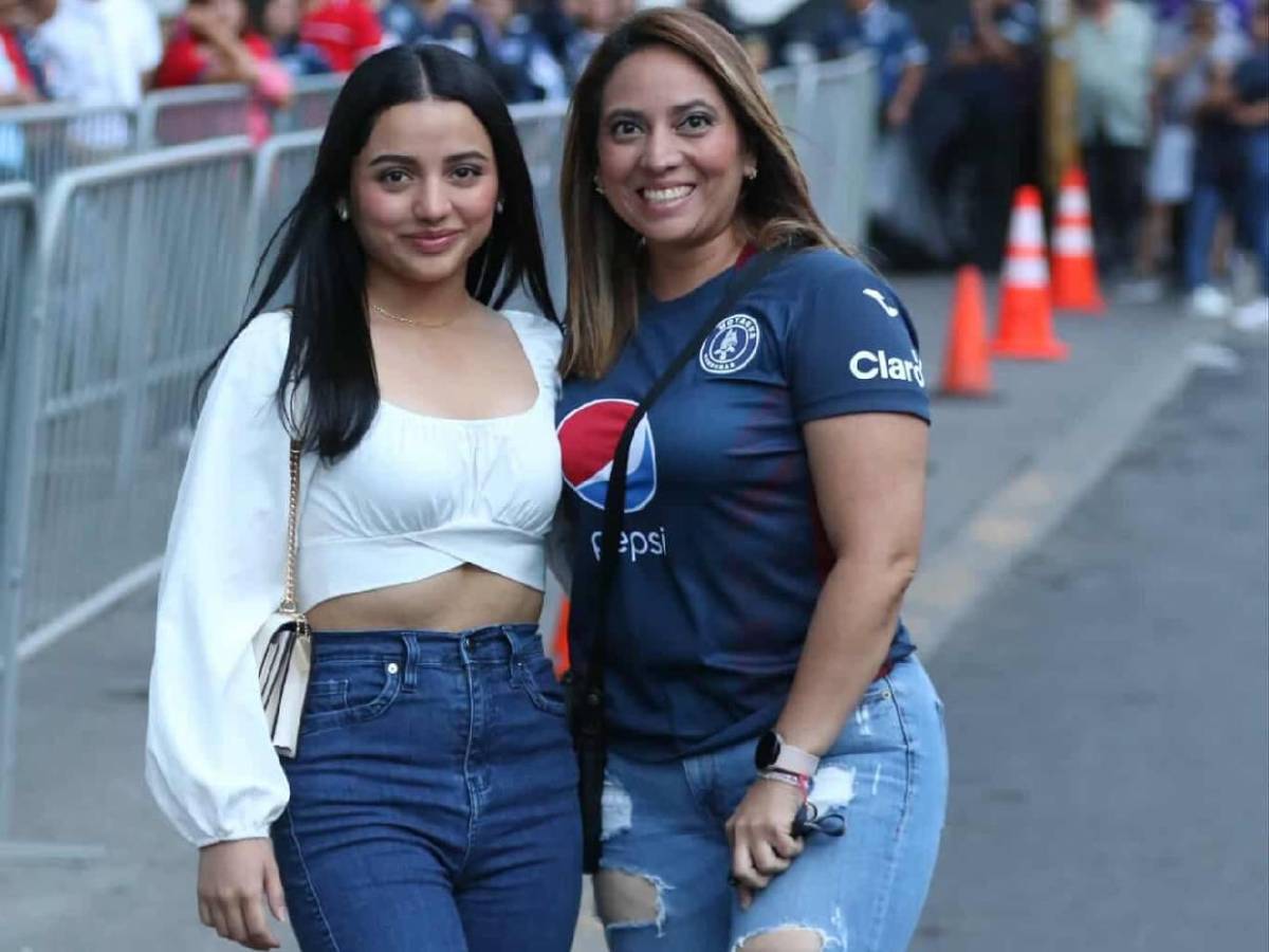 Esposa de directivo y chica misteriosa sorprenden: Linduras en el Motagua vs Alajuelense