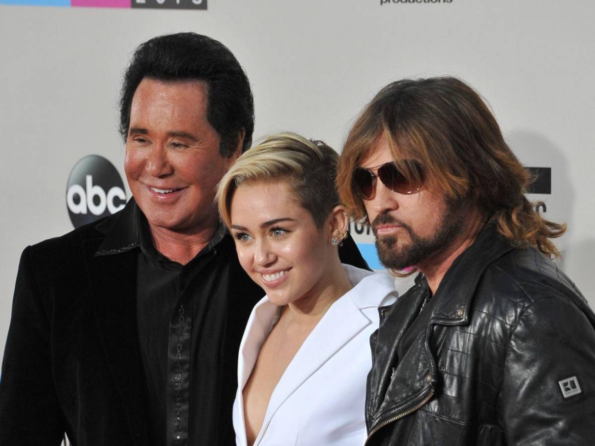 Billy Ray Cyrus gana demanda contra mujer que alegó ser la mamá biológica de Miley Cyrus