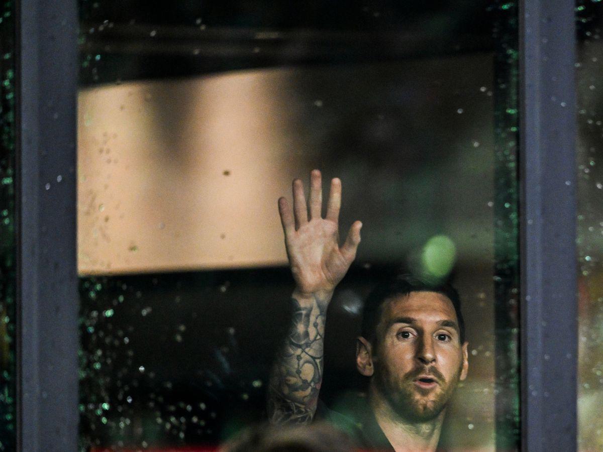 Mientras su equipo era superado en la cancha, Messi veía el partido con impotencia desde la grada.
