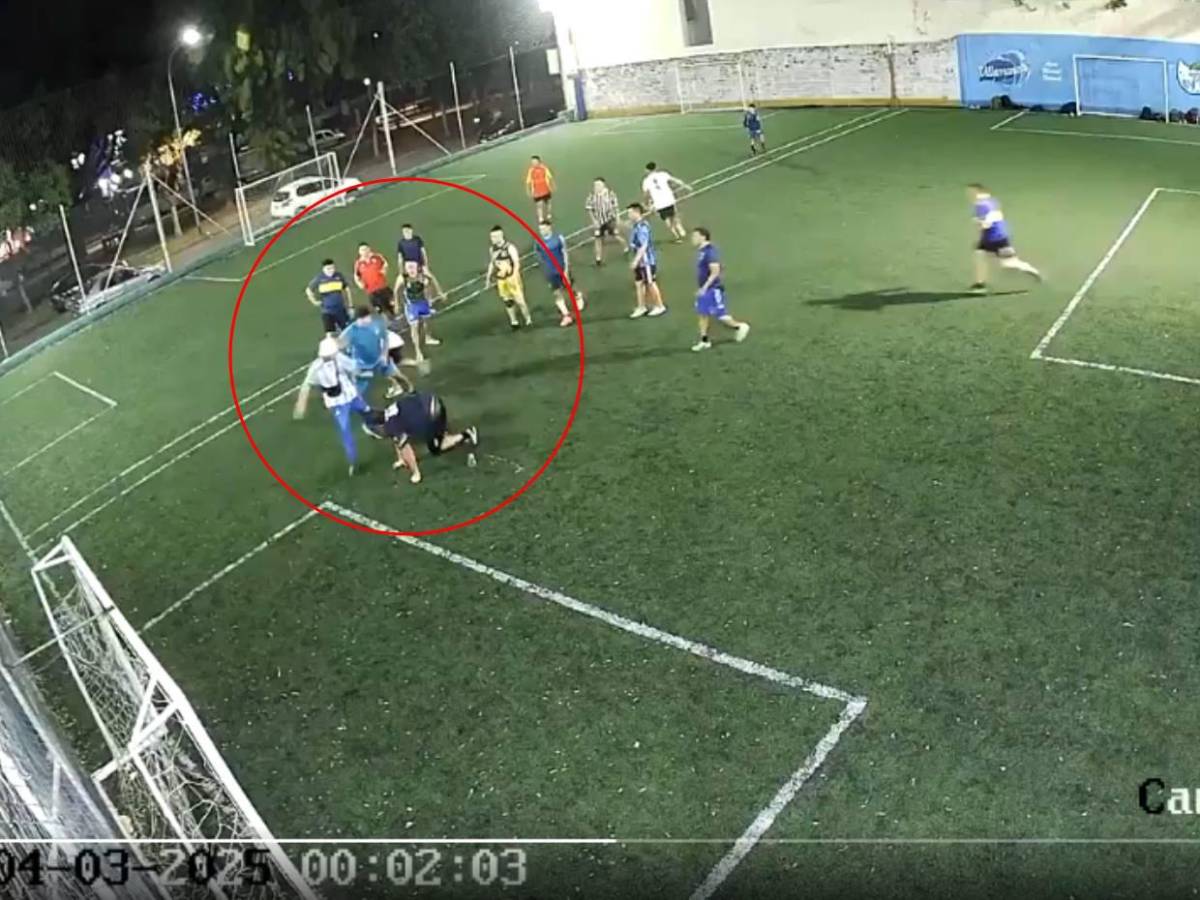 Grupo de barristas ataca a policías en cancha de fútbol rápido: Hubo disparos