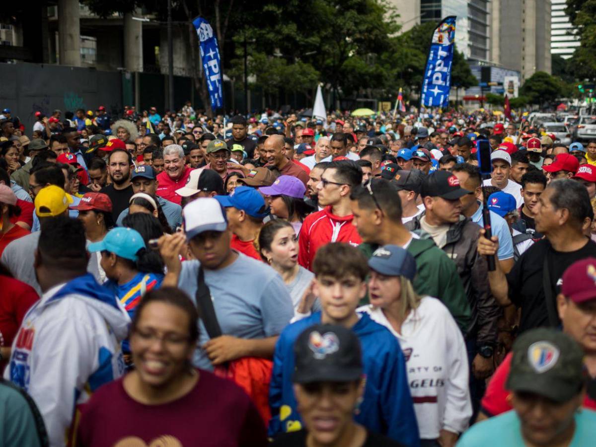 Chavistas marchan en Venezuela en respaldo a Maduro ante amenazas estúpidas de EE UU