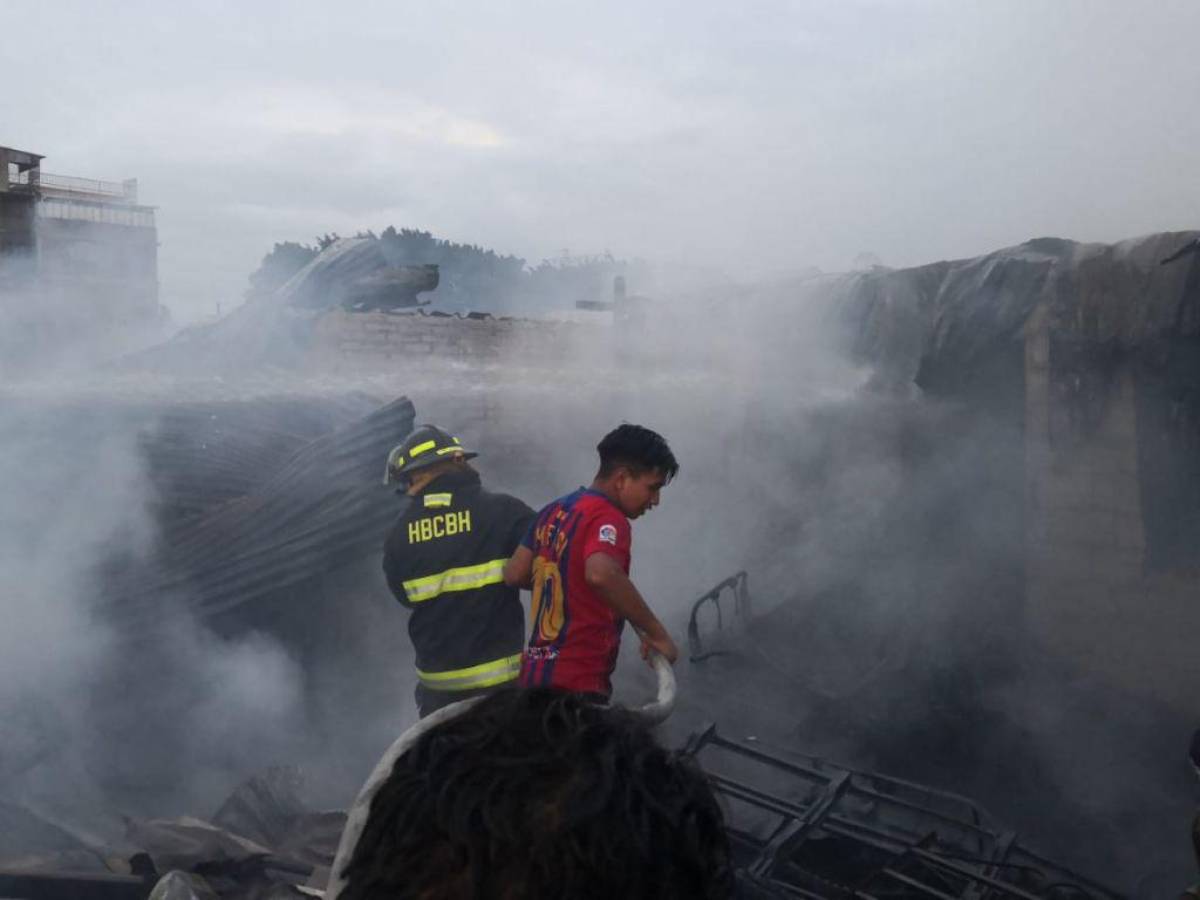 Voraz incendio arrasa con carpintería en la colonia 3 de Mayo de la capital