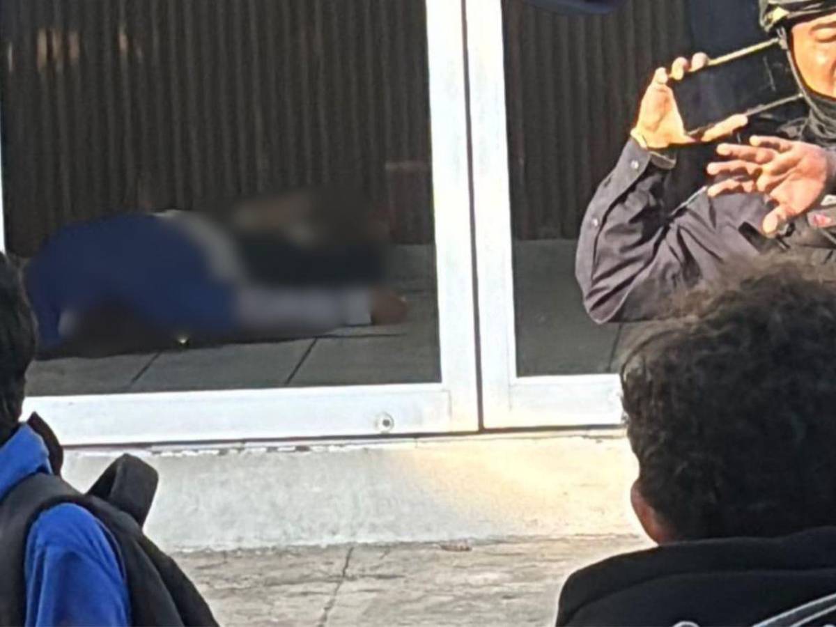 Usó un rifle AR-15: Estudiante mata a dos profesoras en colegio de Michoacán