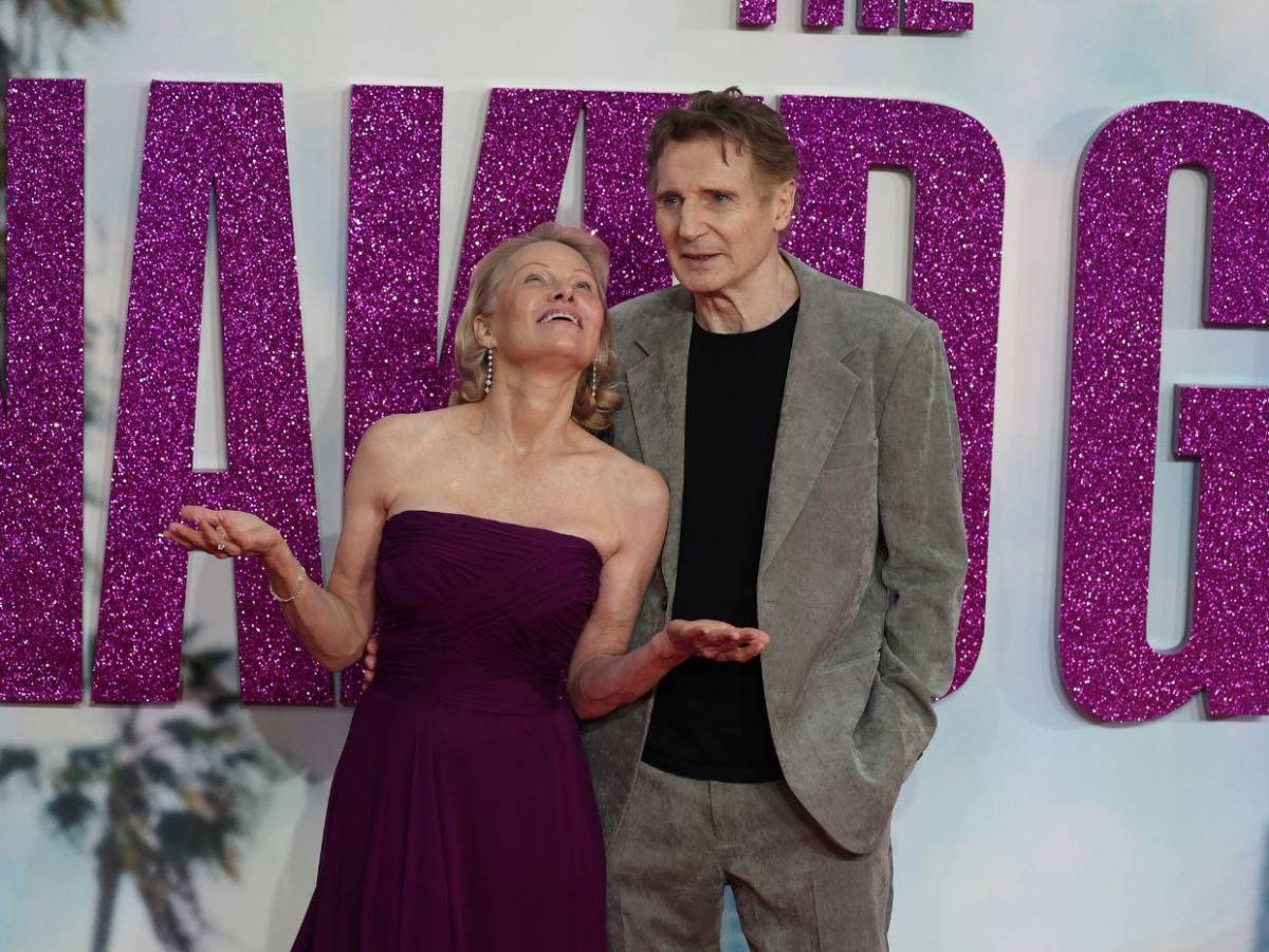 ¿Amor o publicidad? Lo que se sabe del romance entre Liam Neeson y Pamela Anderson