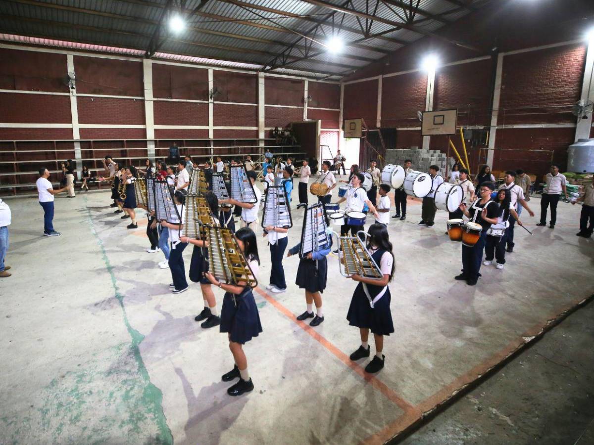 Banda marcial del Instituto Superación San Francisco afina su ritmo para los desfiles patrios