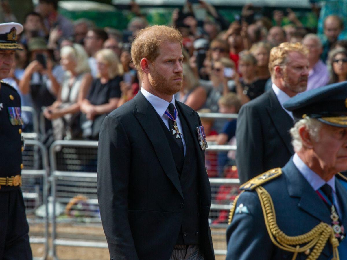 El príncipe Harry regresa a Londres para visitar a su padre enfermo