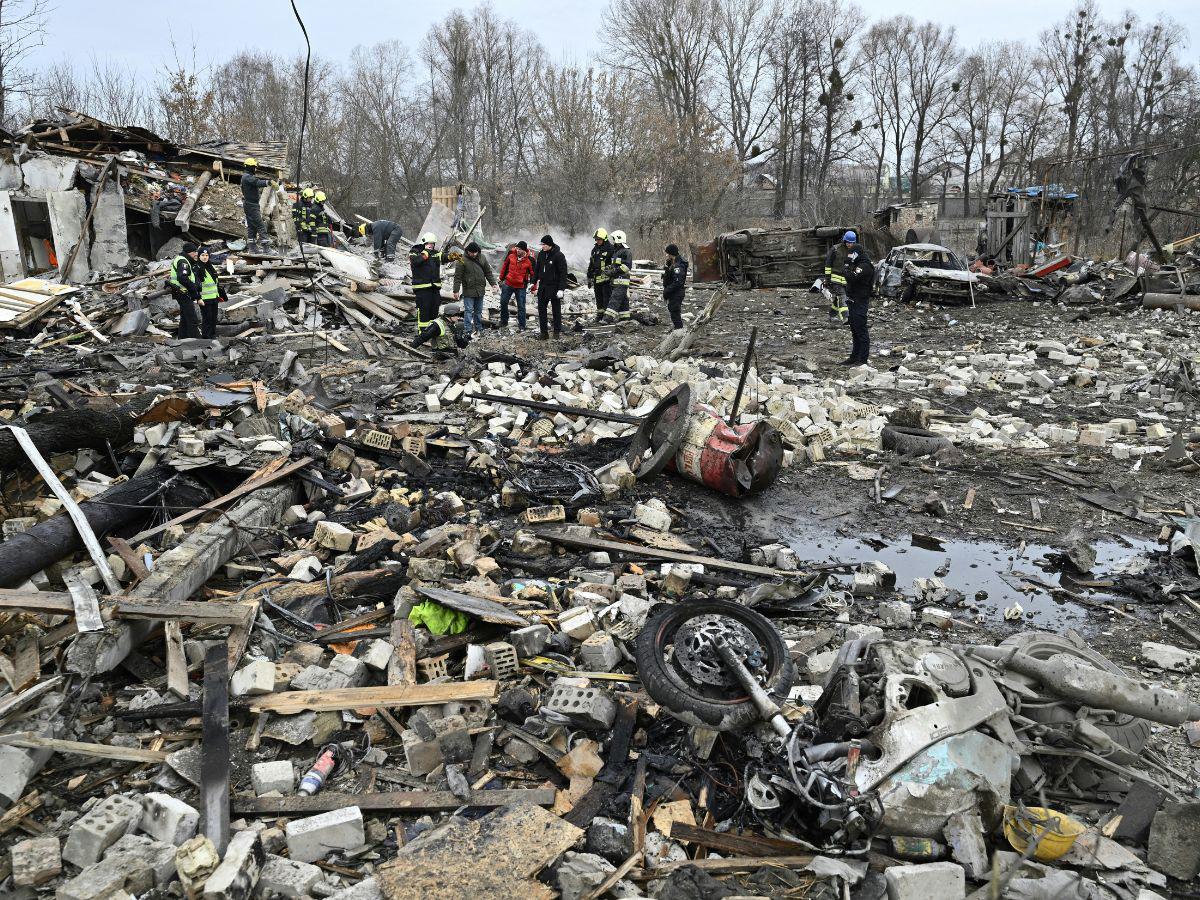 Impactante imagen muestra a decenas de soldados rusos abatidos por Ucrania tras bombardeo