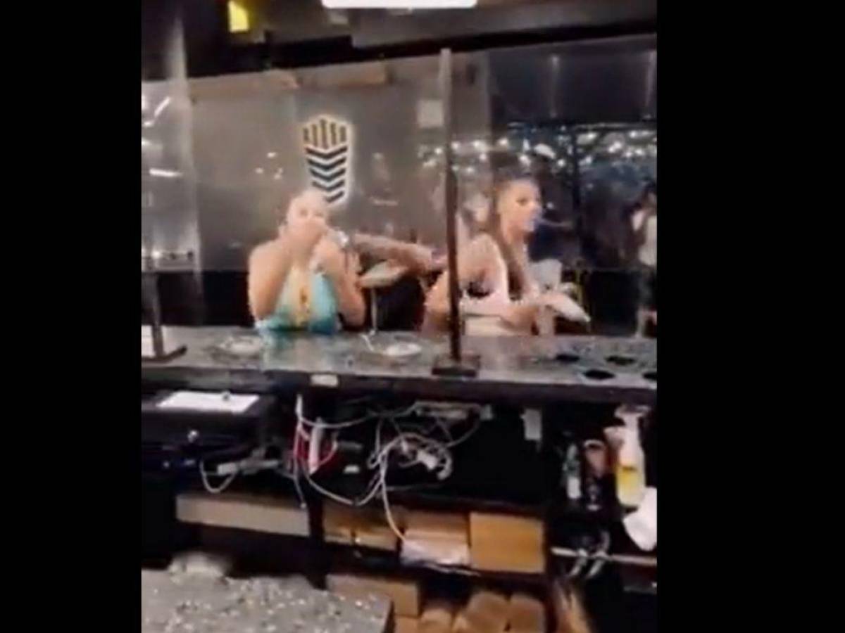VIDEO: Mujeres destrozan restaurante por cobro extra de una salsa