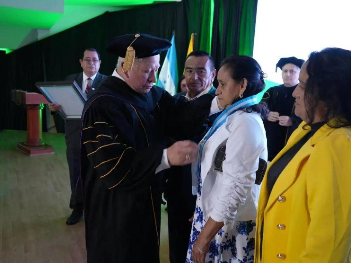 En homenaje póstumo, entregan título a padres de Kevin Pérez, quién murió al salvar a niño en SPS