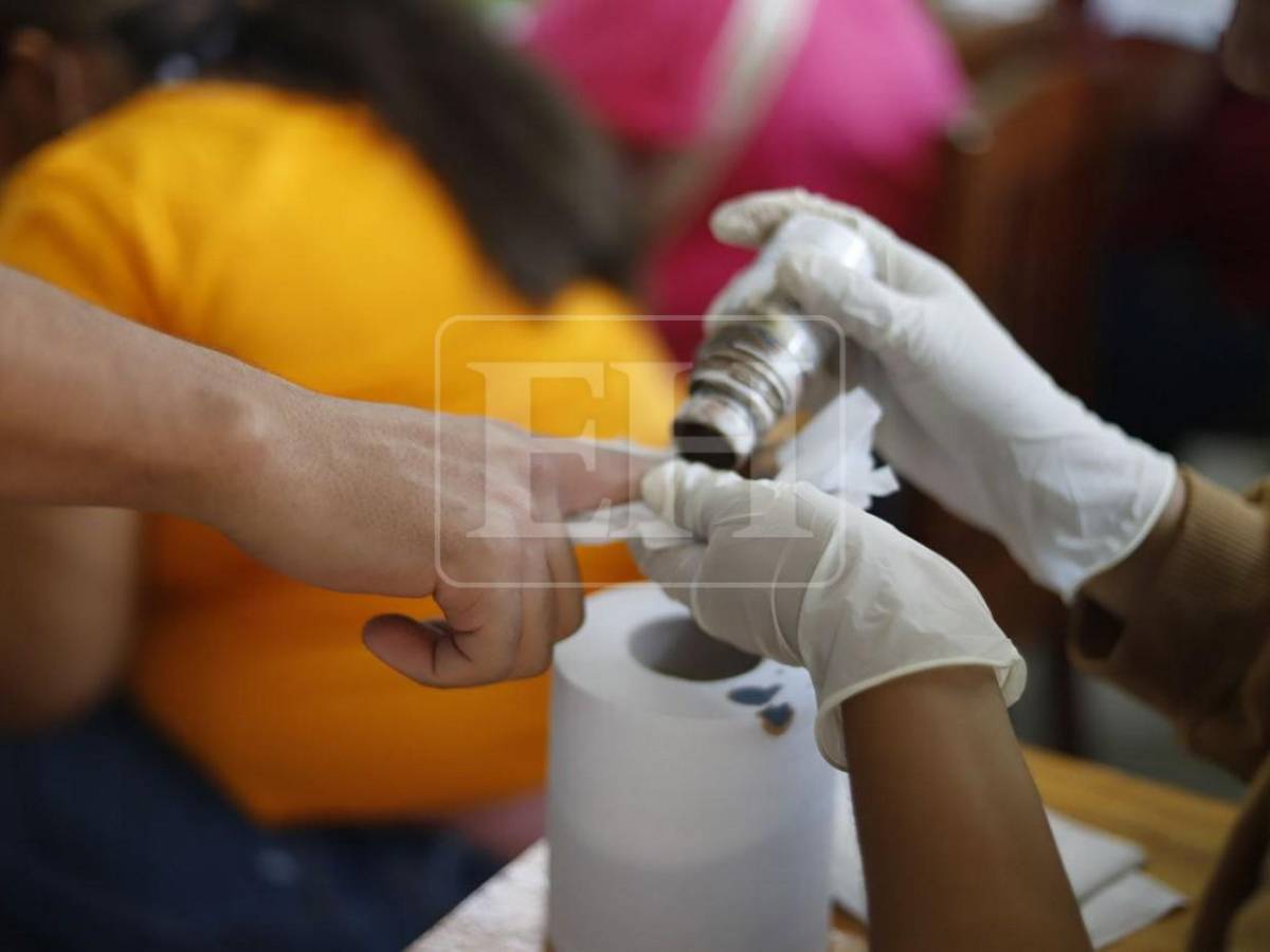 Biométrico, tinta indeleble y orden: así se desarrollan las elecciones en Honduras
