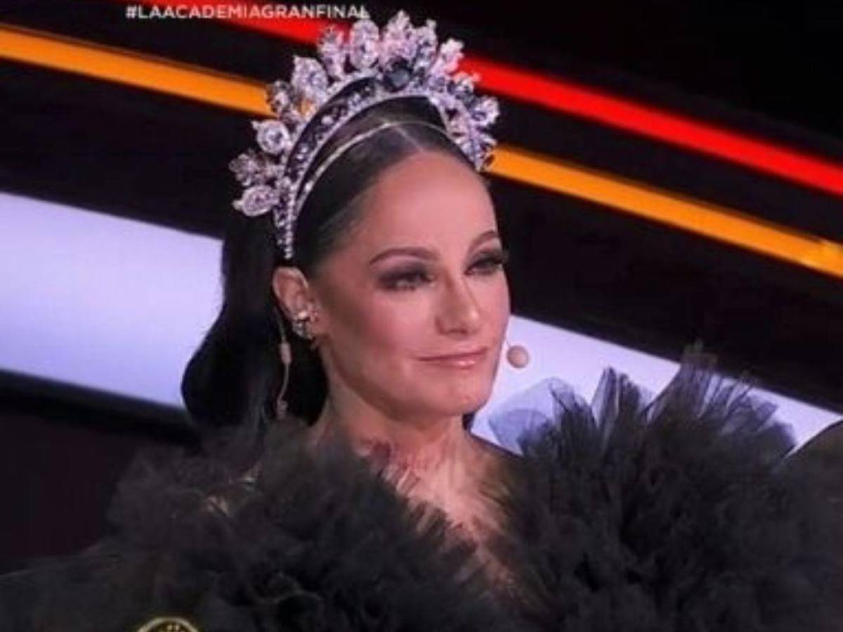 Lolita Cortés deslumbra con una corona y vestido negro en final de La Academia