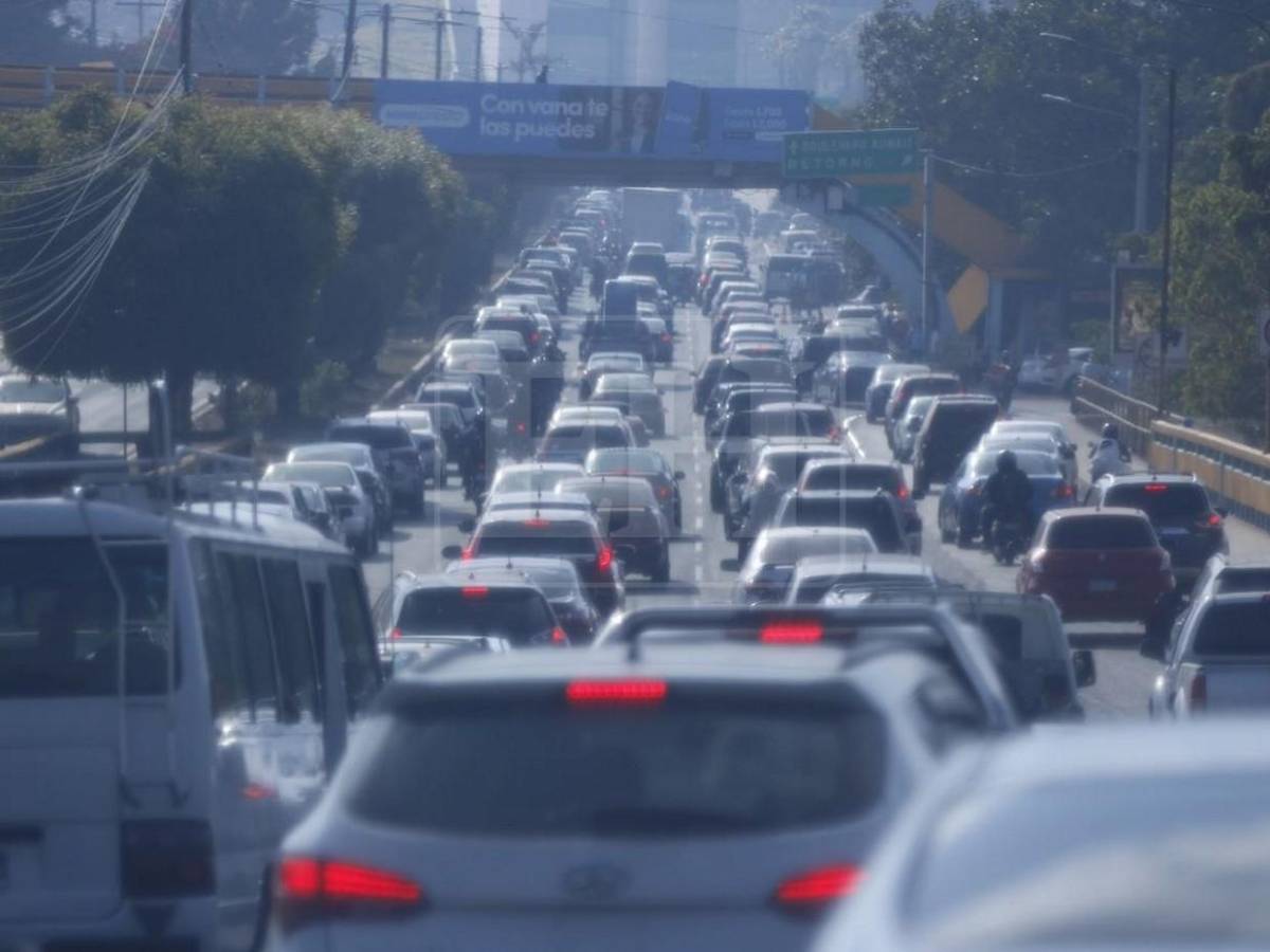 Tráfico vehicular en bulevar Fuerzas Armadas sofocan a capitalinos este jueves