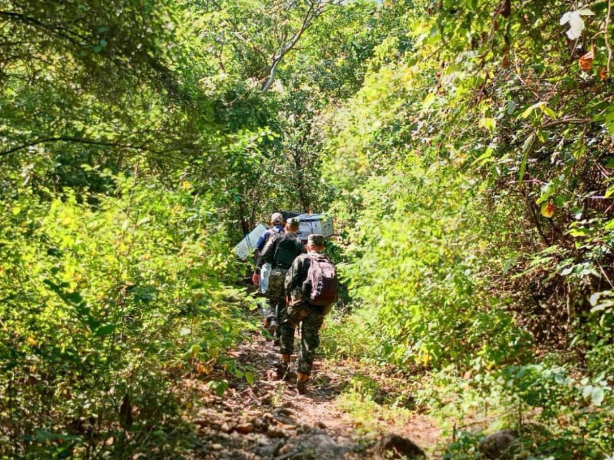 En lanchas y a lomo de mula trasladan maletas electorales a Colomoncagua y Morolica