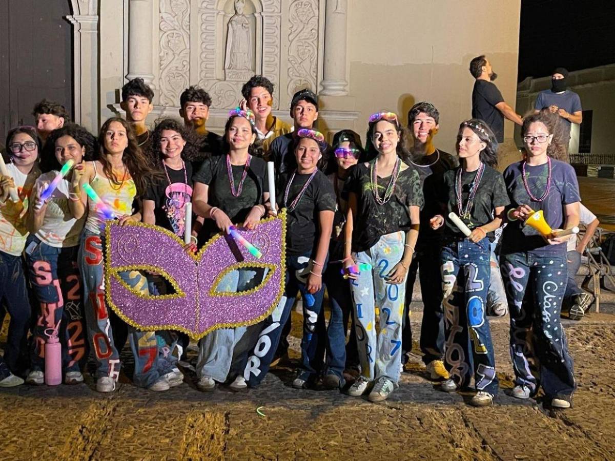 Al ritmo de carnaval, seniors de Escuela Bilingue Honduras hacen su entrada