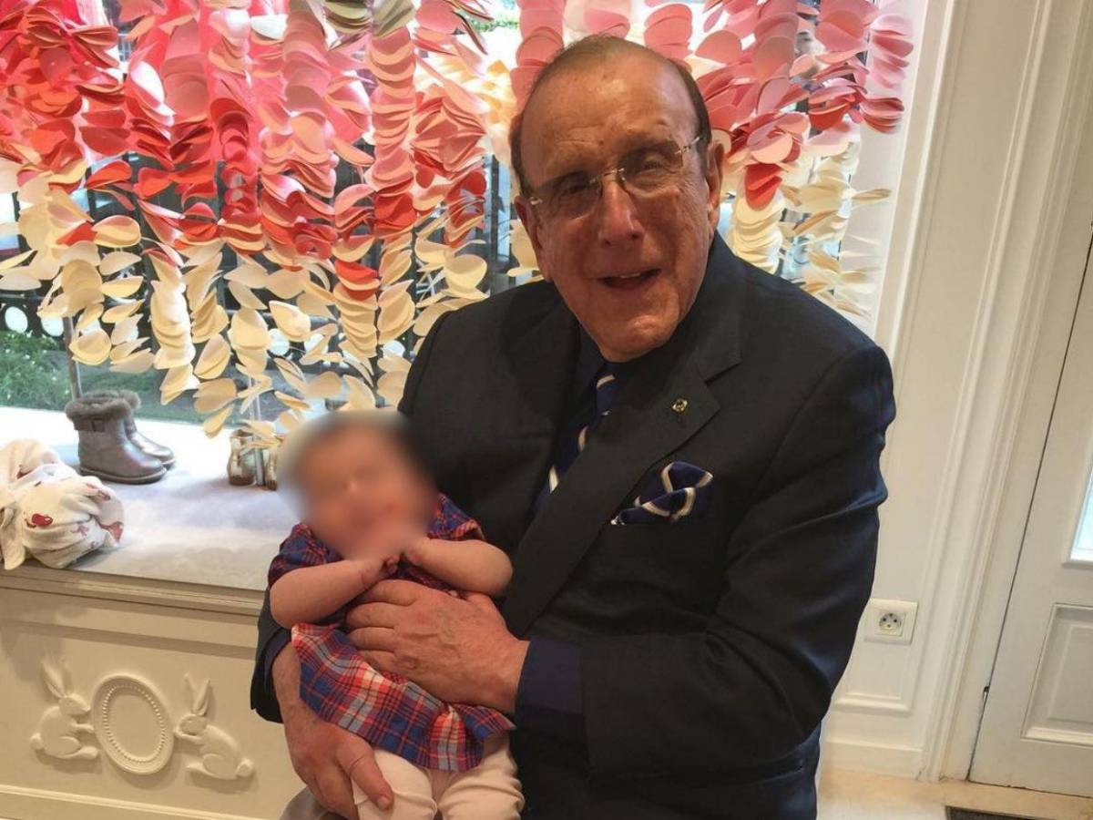 La millonaria fortuna que dejó Clive Davis tras su muerte a los 94 años
