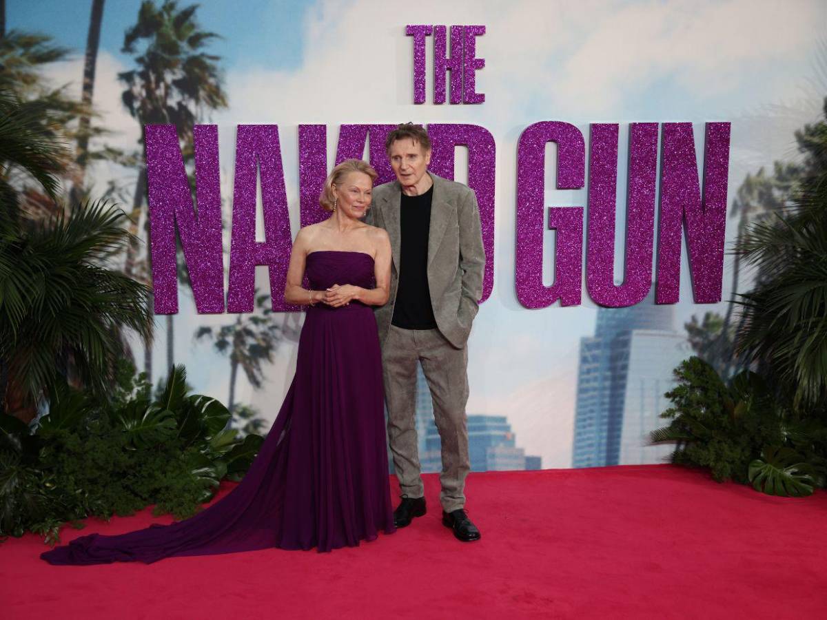 Liam Neeson habla sobre su escena íntima con Pamela Anderson en The Naked Gun