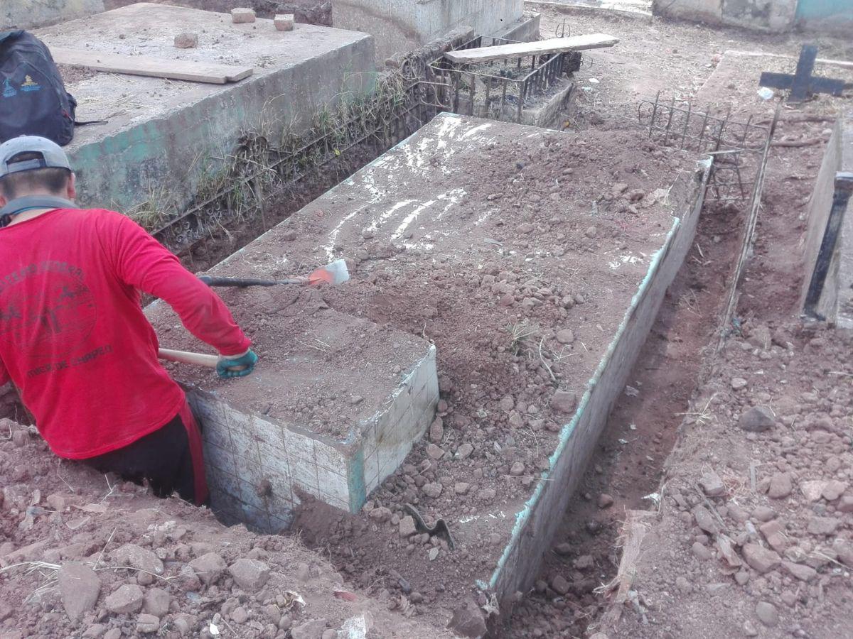 Más 400 tumbas desenterradas en el Cementerio General de Tegucigalpa