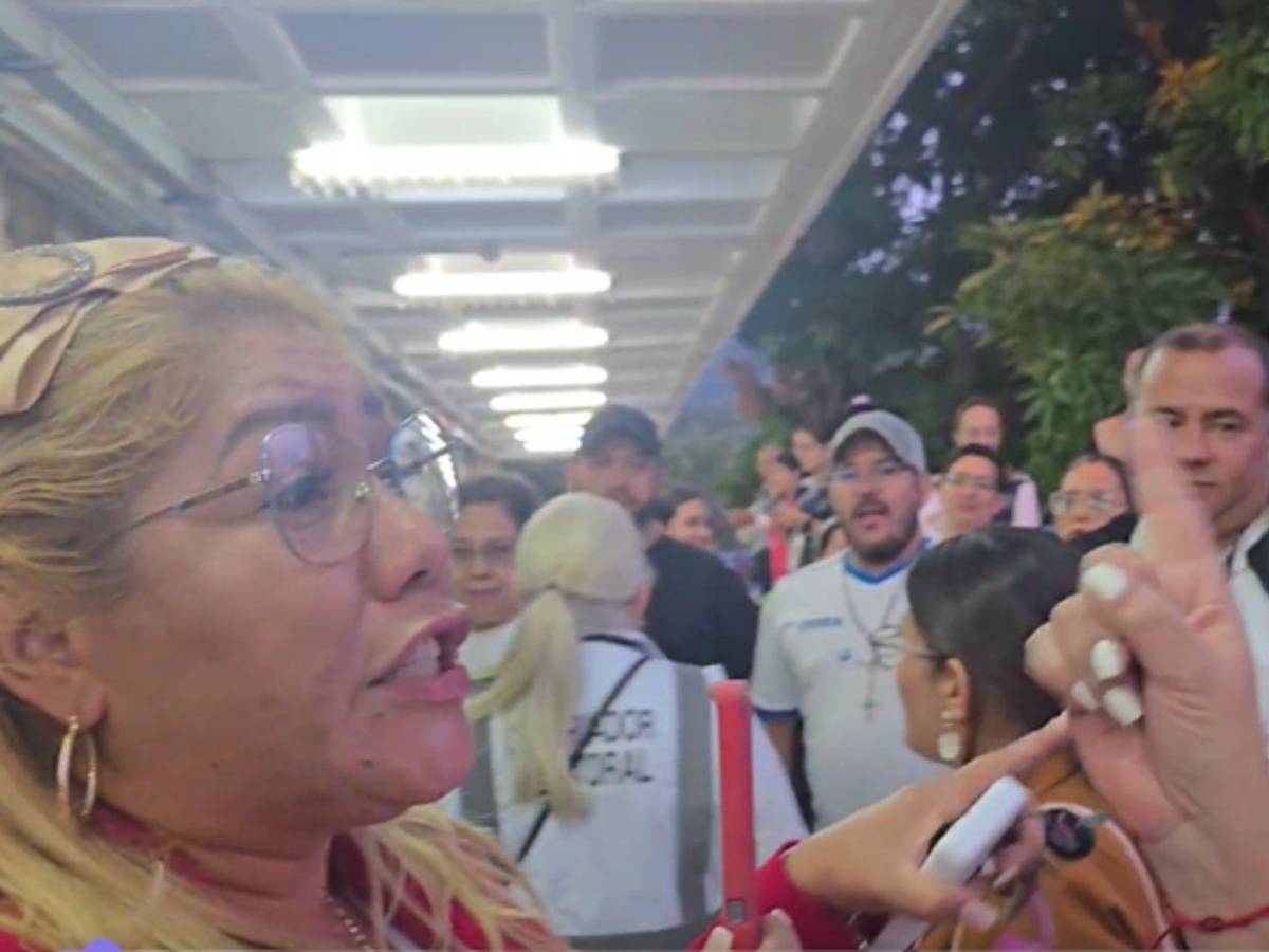 Tensión y reclamos en la UNAH mientras Nasralla supervisa cierre de urnas