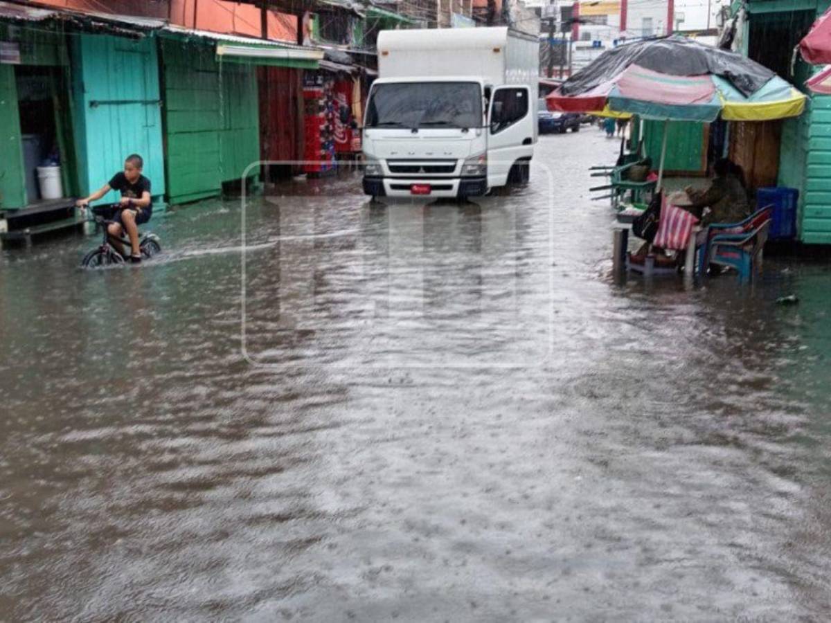 Río Leán se desborda y provoca inundaciones y damnificados en Atlántida