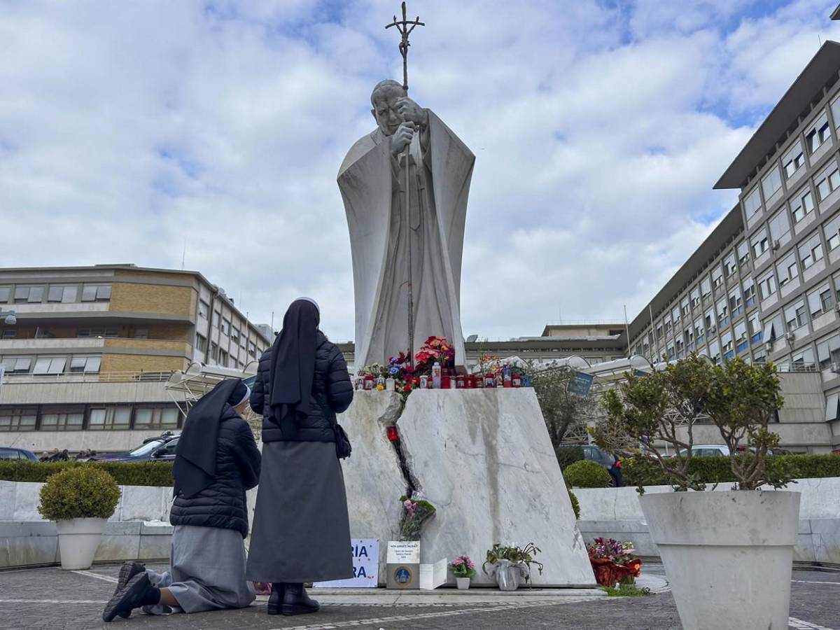 Con flores y velas frente a hospital, fieles improvisan altar por el papa Francisco