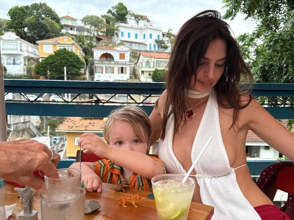 Emily Ratajkowski pasea en diminuto bikini por Río de Janeiro