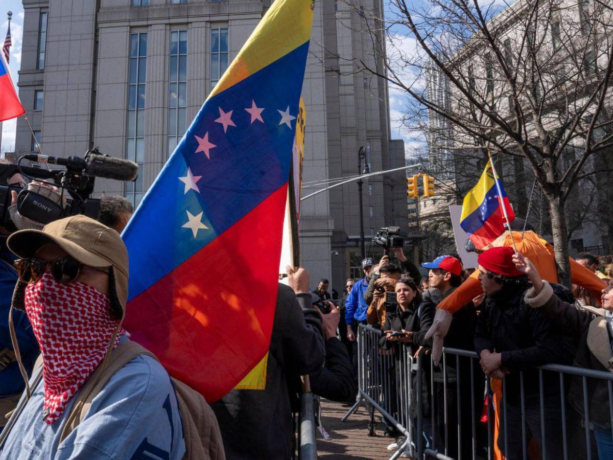 Protestas a favor y en contra de Maduro desatan caos frente a corte