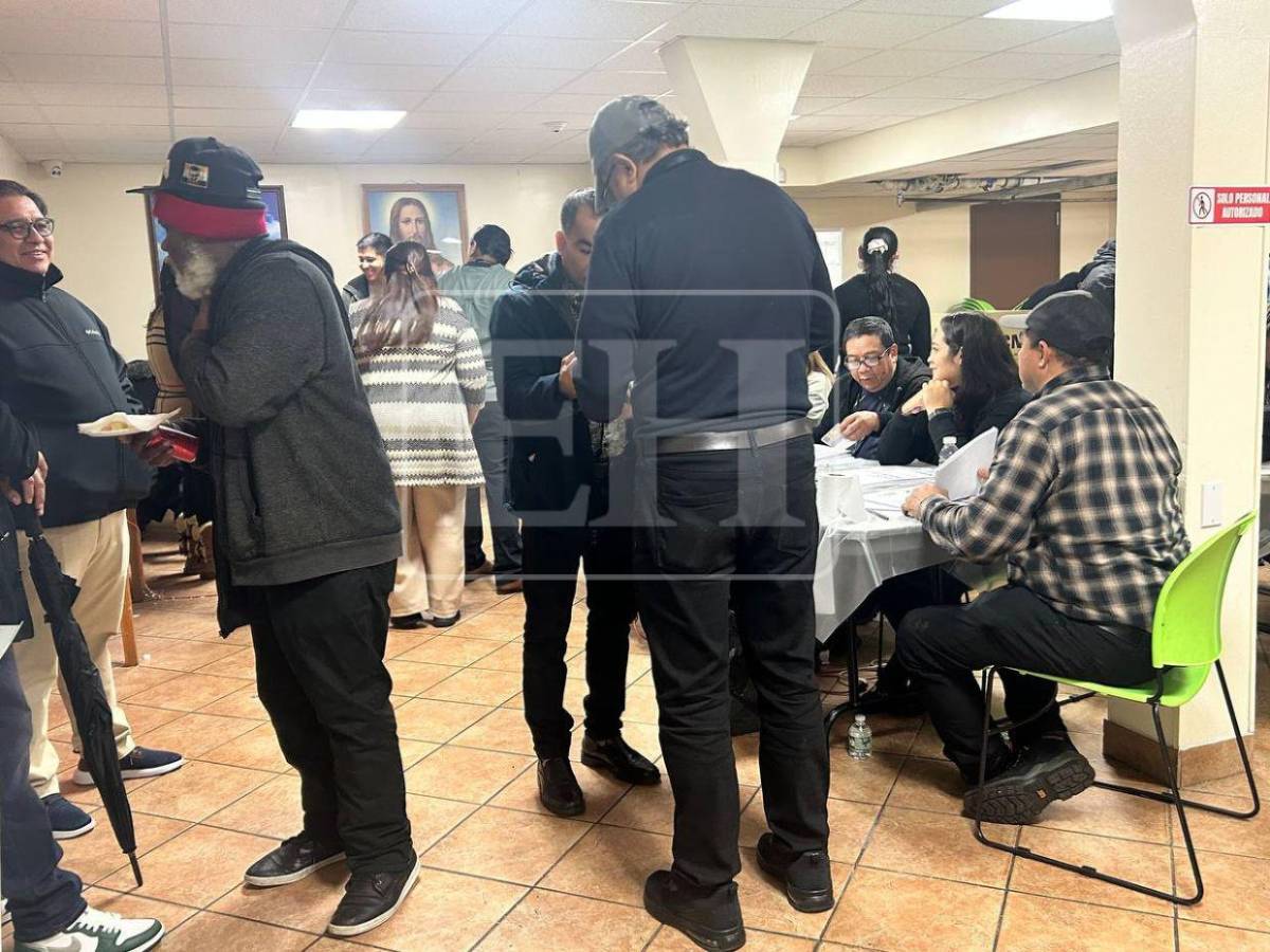 Largas filas y quejas marcan la jornada de votación de hondureños en Nueva York