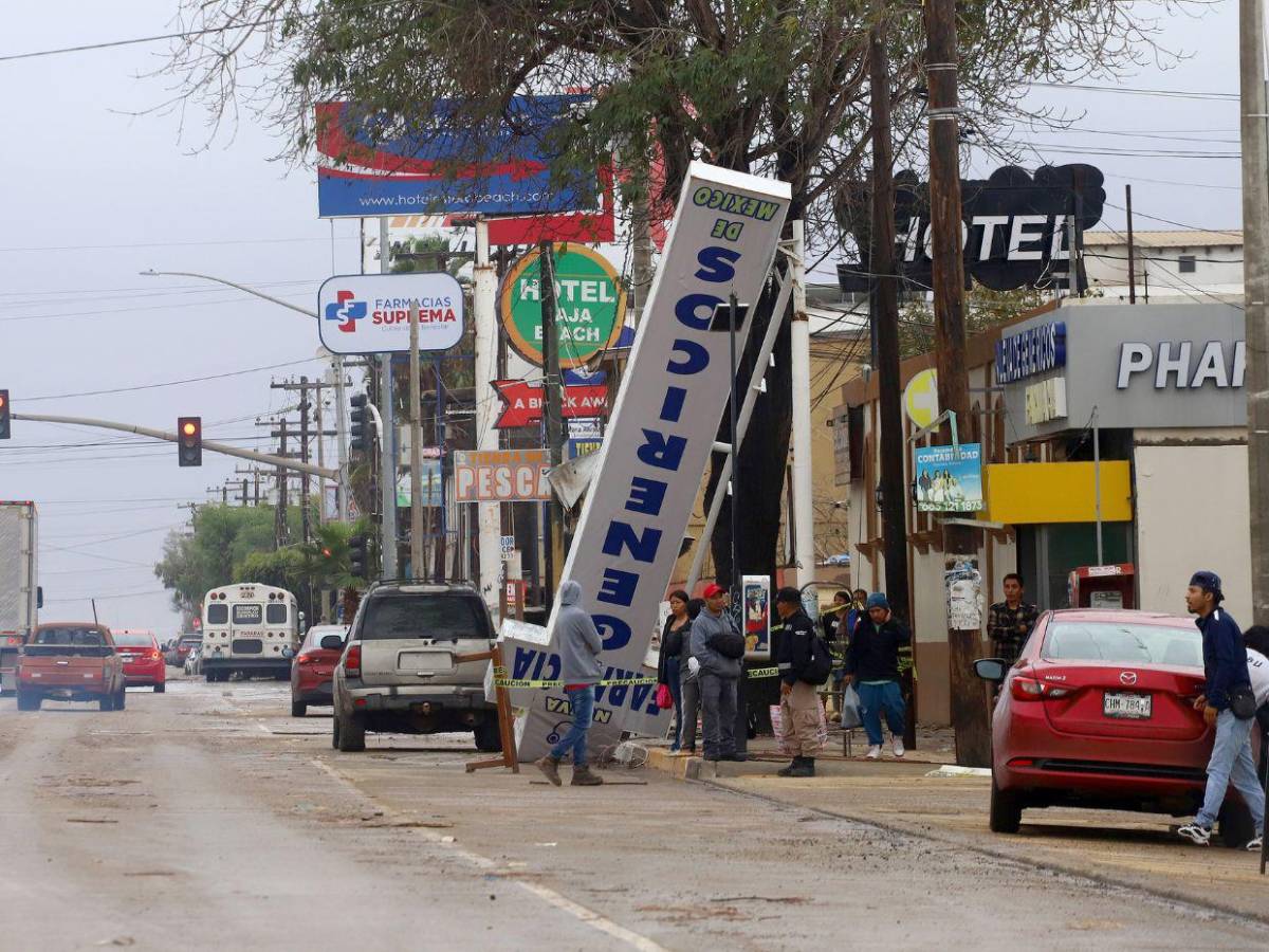 Ciclón Rachel azota Baja California con lluvias y continúa su avance hacia EE UU