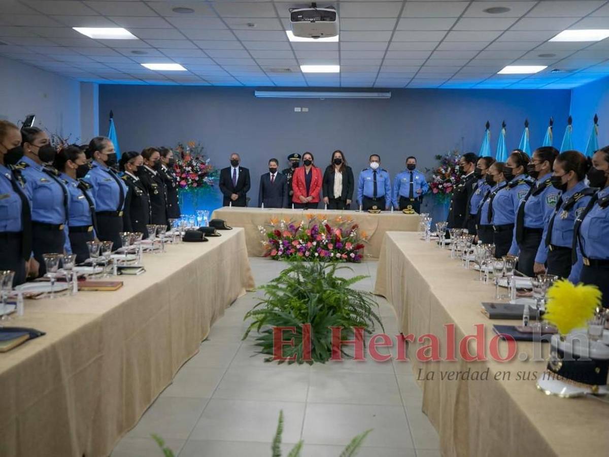 En la ceremonia, también estuvieron presentes más de 100 femeninas asignadas a las diferentes direcciones de la institución policial; quienes después del evento participaron en un Conservatorio de la Mujer Policía, con las máximas autoridades policiales.