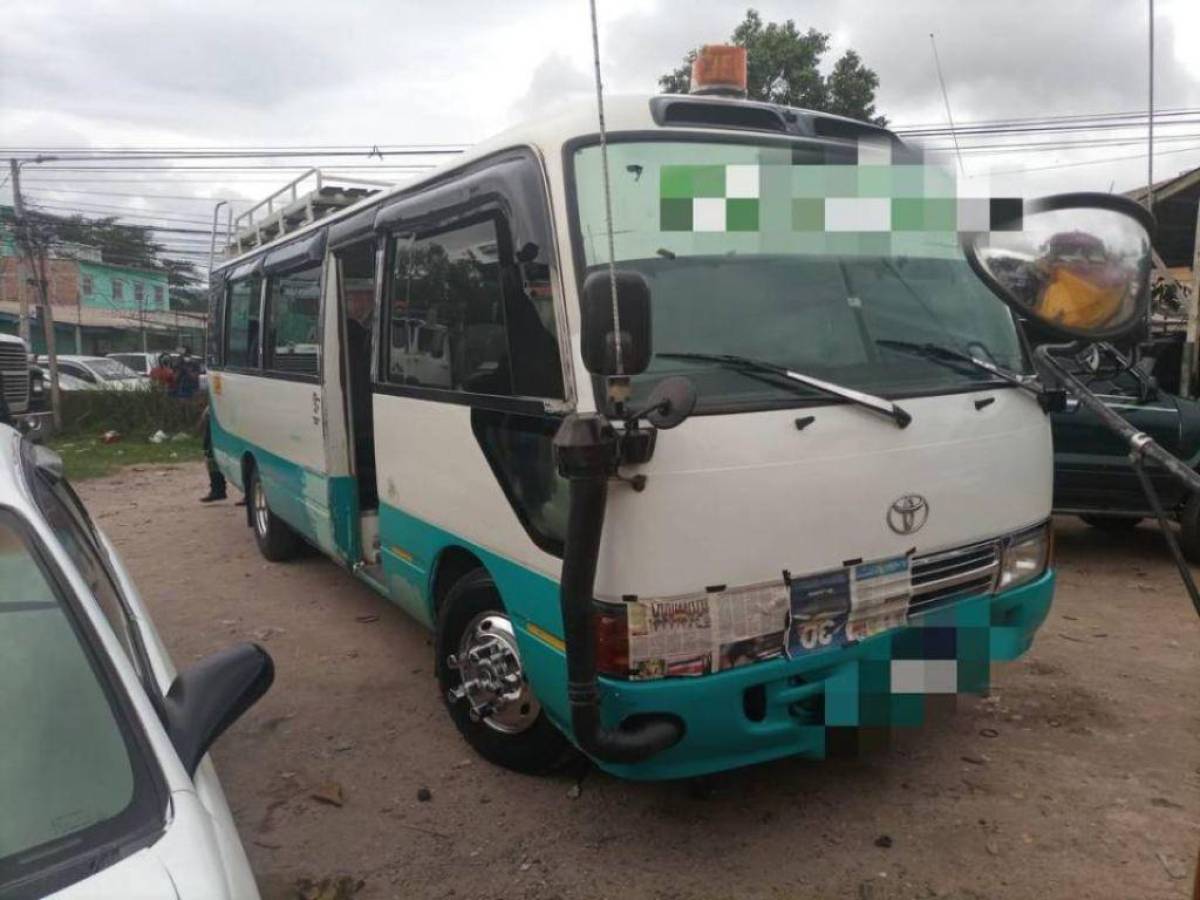 La unidad de transporte público en la que presuntamente fueron trasladados los cuerpos.