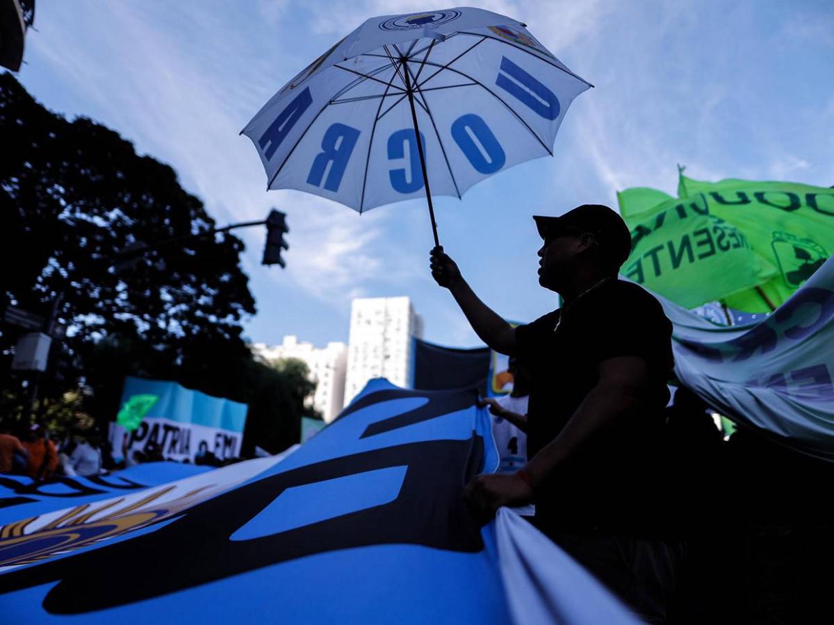 Masiva marcha sindical en Argentina contra Milei y en homenaje al papa Francisco