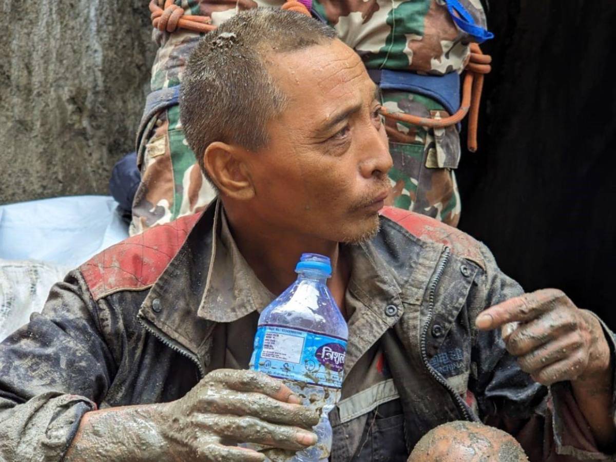 En cuanto veía la luz, gritaba: el relato de un chino que estuvo atrapado 11 días en un túnel de Nepal