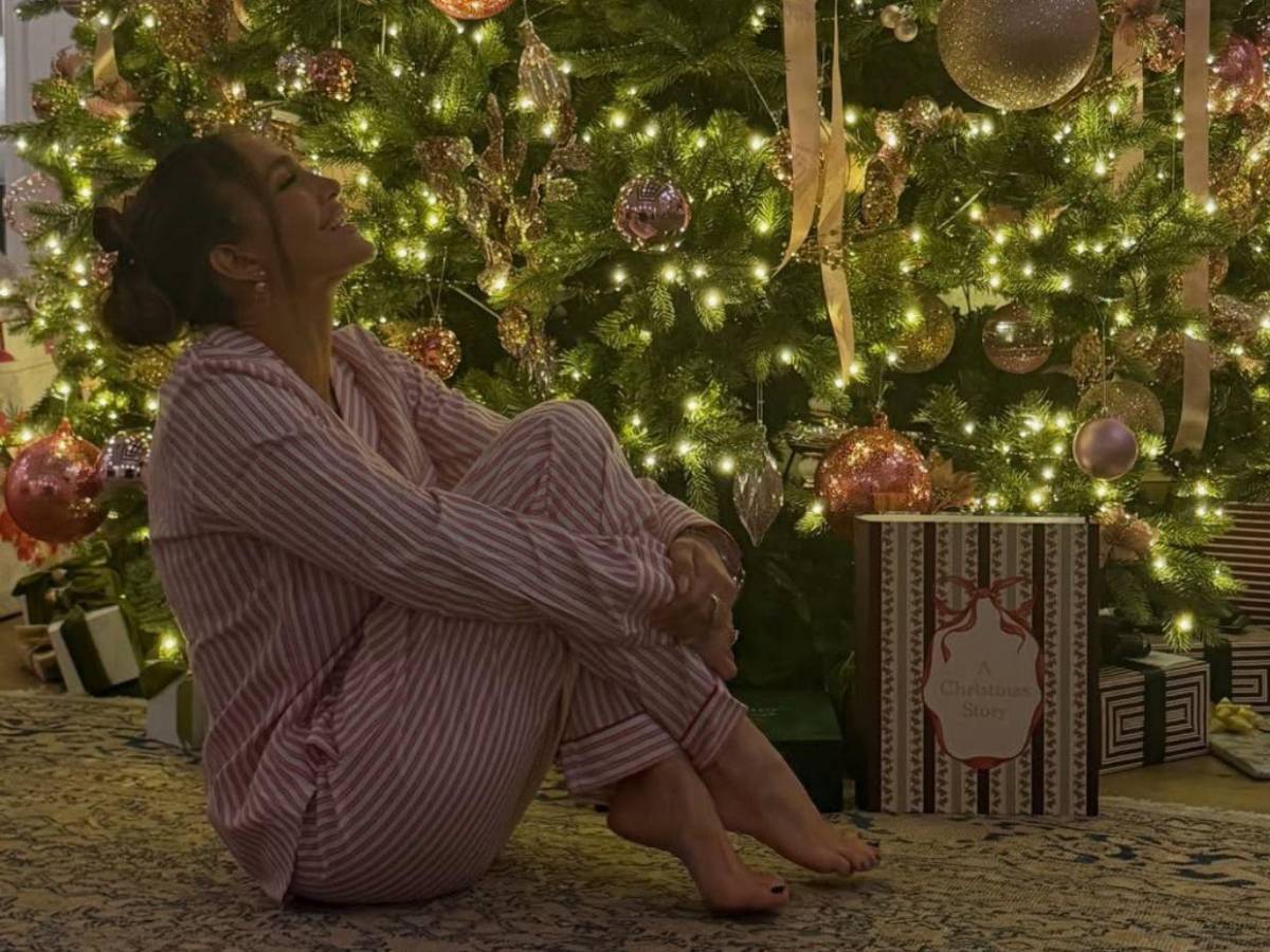 Acusan a Jennifer López de abusar del Photoshop en su postal navideña