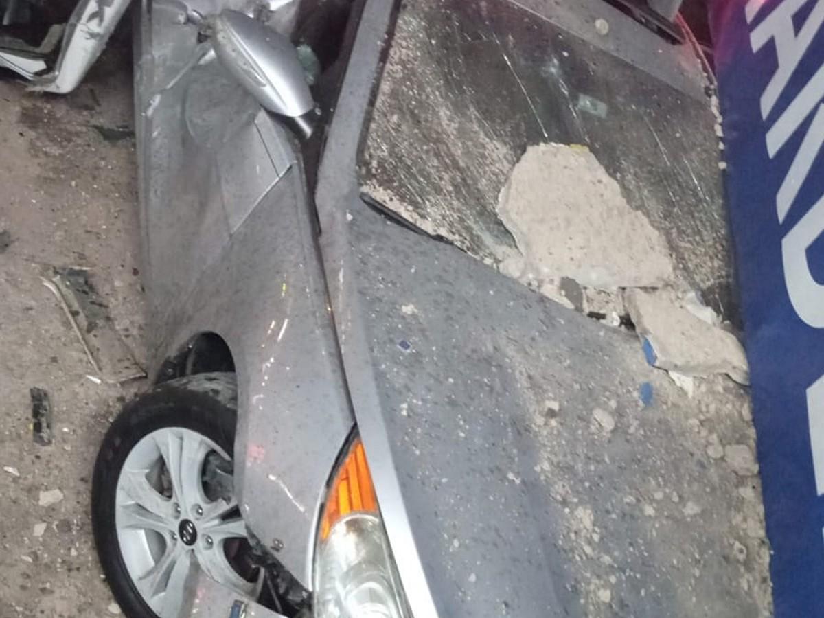 La volqueta aplastó por completo varios automotores que estaban en el lugar.