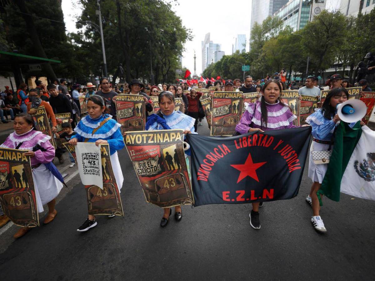 Familias de los 43 de Ayotzinapa marchan en México a 12 años de su desaparición