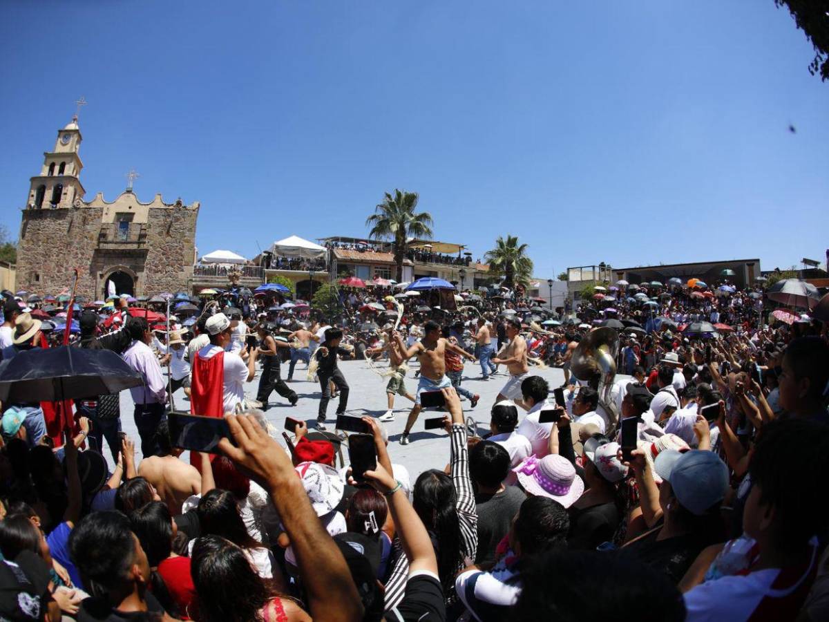 Penitencia y tradición: habitantes de Jalisco se azotan en ritual de Semana Santa