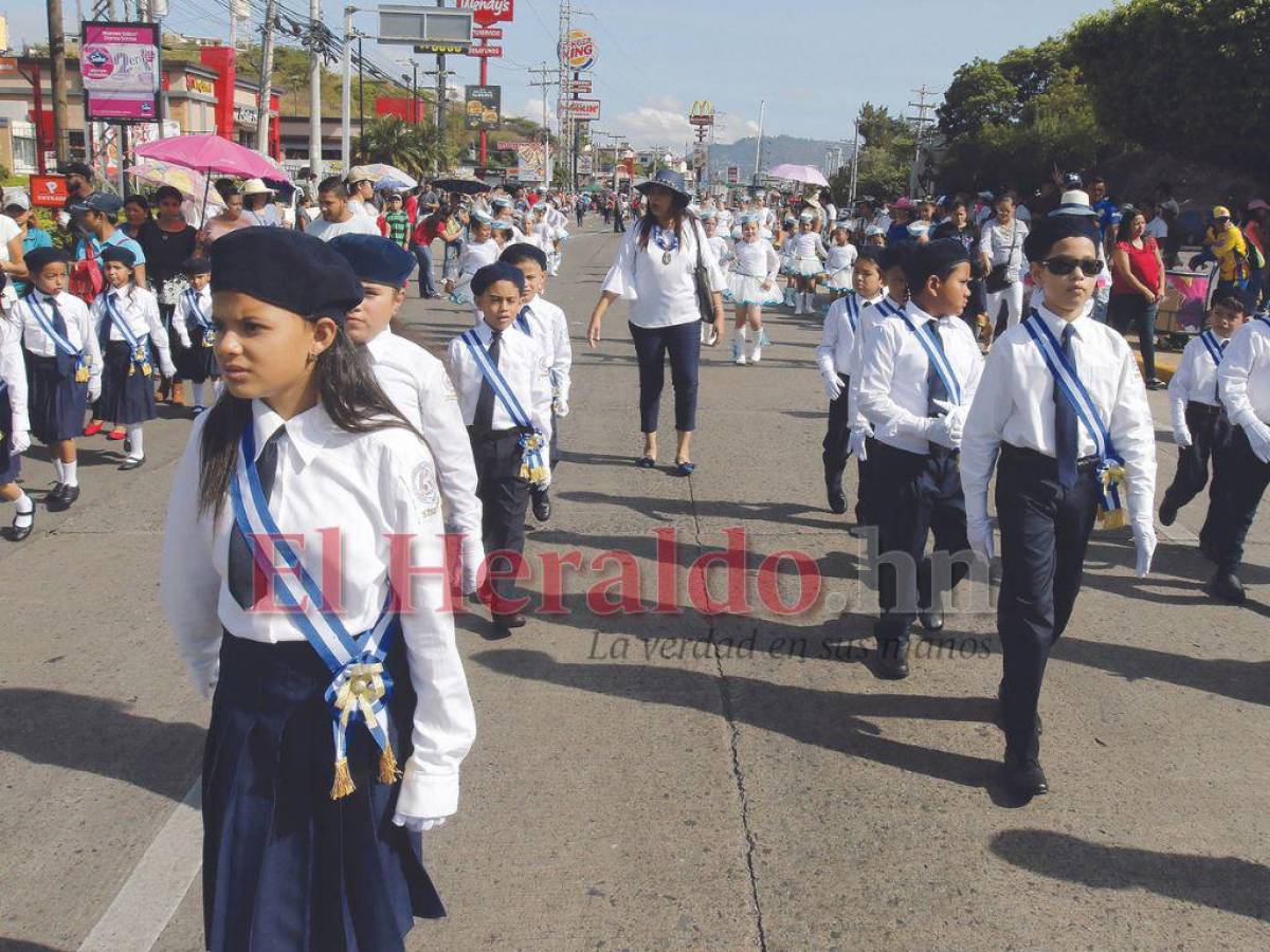 Instan a no sexualizar los desfiles patrios