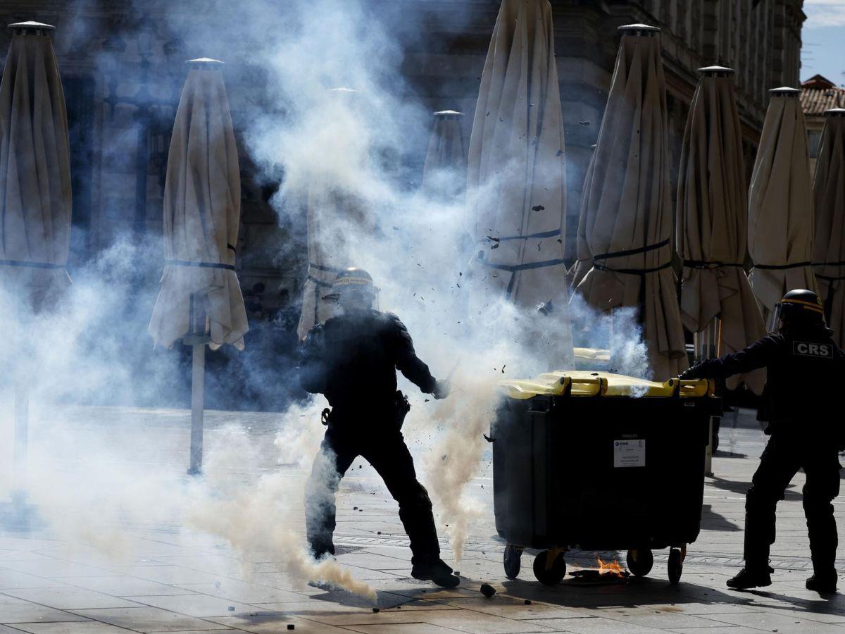 Manifestaciones en Francia: 200 detenidos y bloqueos en autopistas y trenes