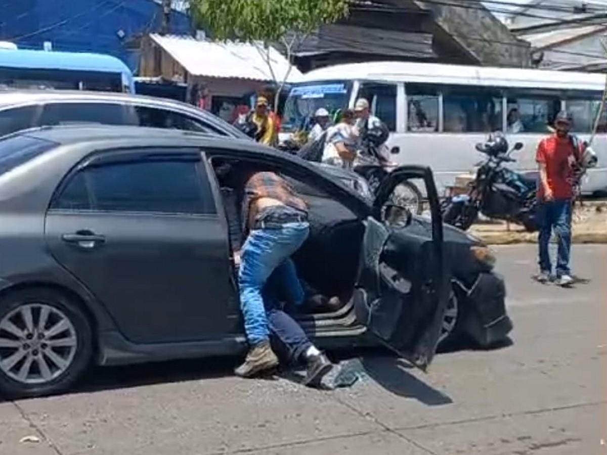 Los hombres forcejearon por varios minutos dentro del automotor con el temor de que el arma se disparara e hirieron a alguna persona.