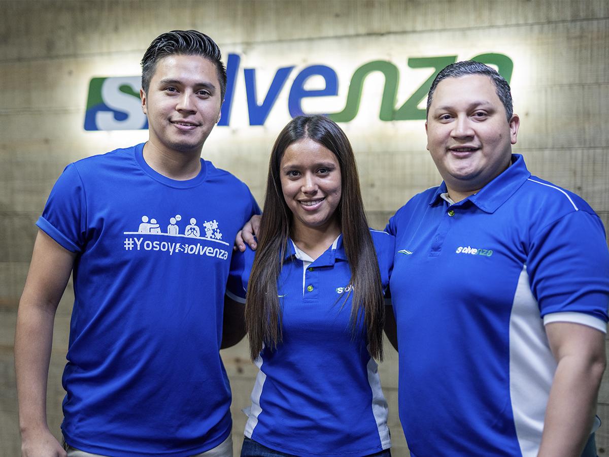 Colaboradores de Crédito Solvenza, felices de pertenecer a uno de los grupos empresariales más grandes y solidos de Honduras.
