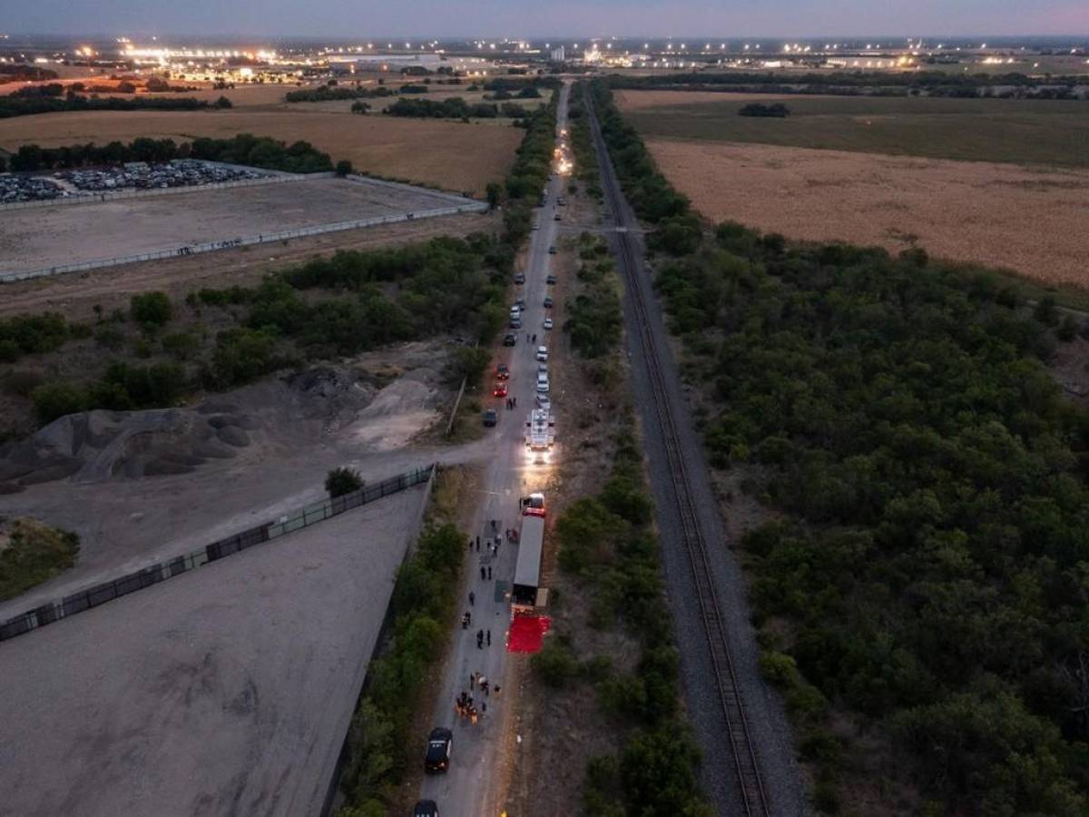 Horror en Texas: Policía revela cómo descubrió los cadáveres de 50 migrantes en un tráiler