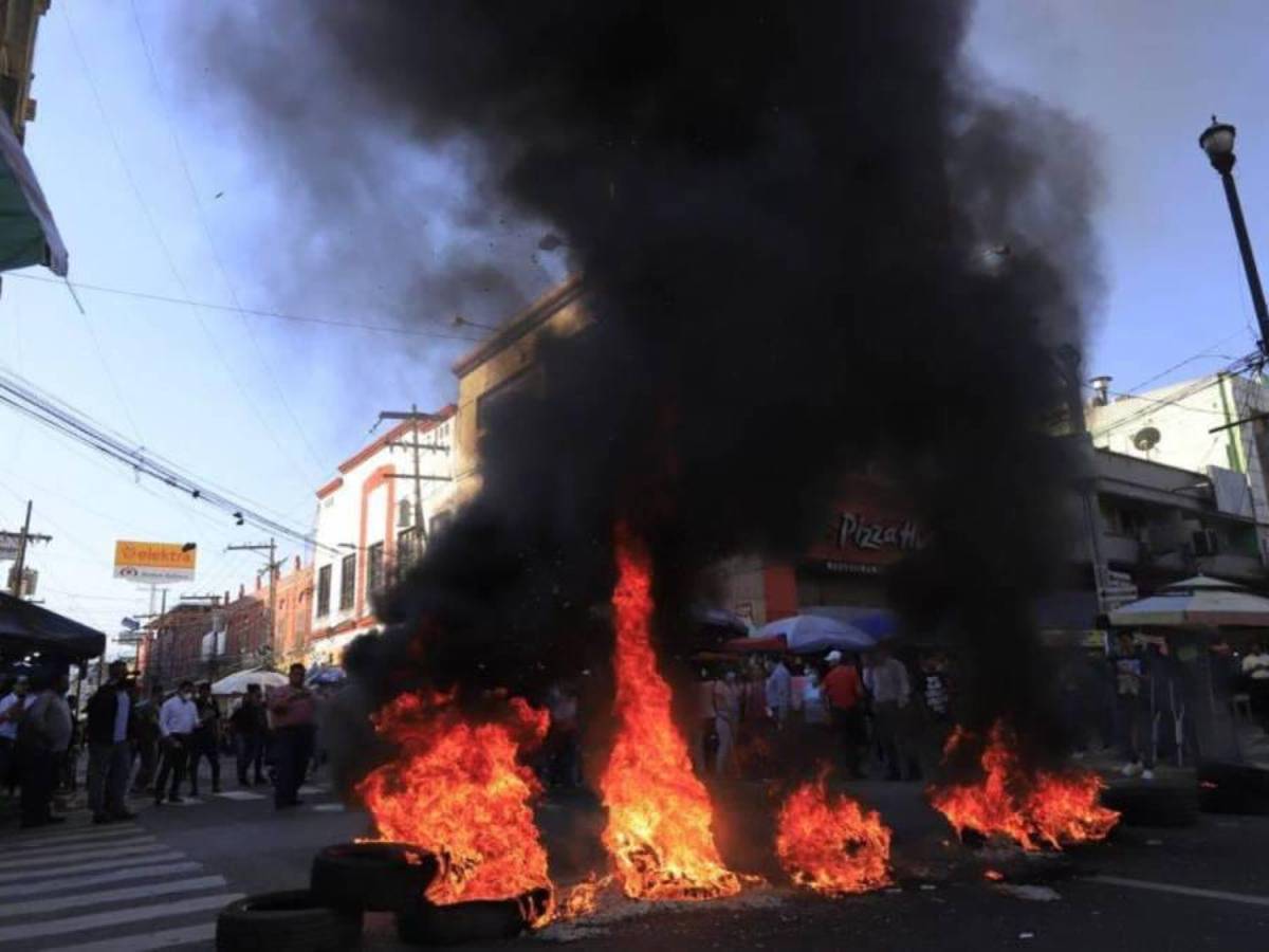 Ayer en horas de la mañana los vendedores de la tercera avenida realizaron protestas en el centro de la ciudad y frente al Palacio Municipal donde permanecieron atrapados el alcalde Roberto Contreras y al menos 100 personas más que trabajan para la municpalidad.