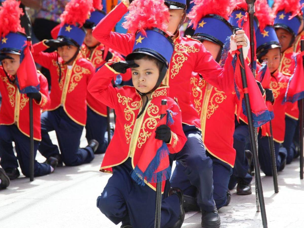 Cuadros de cadetes honran a la patria en los desfiles de independencia