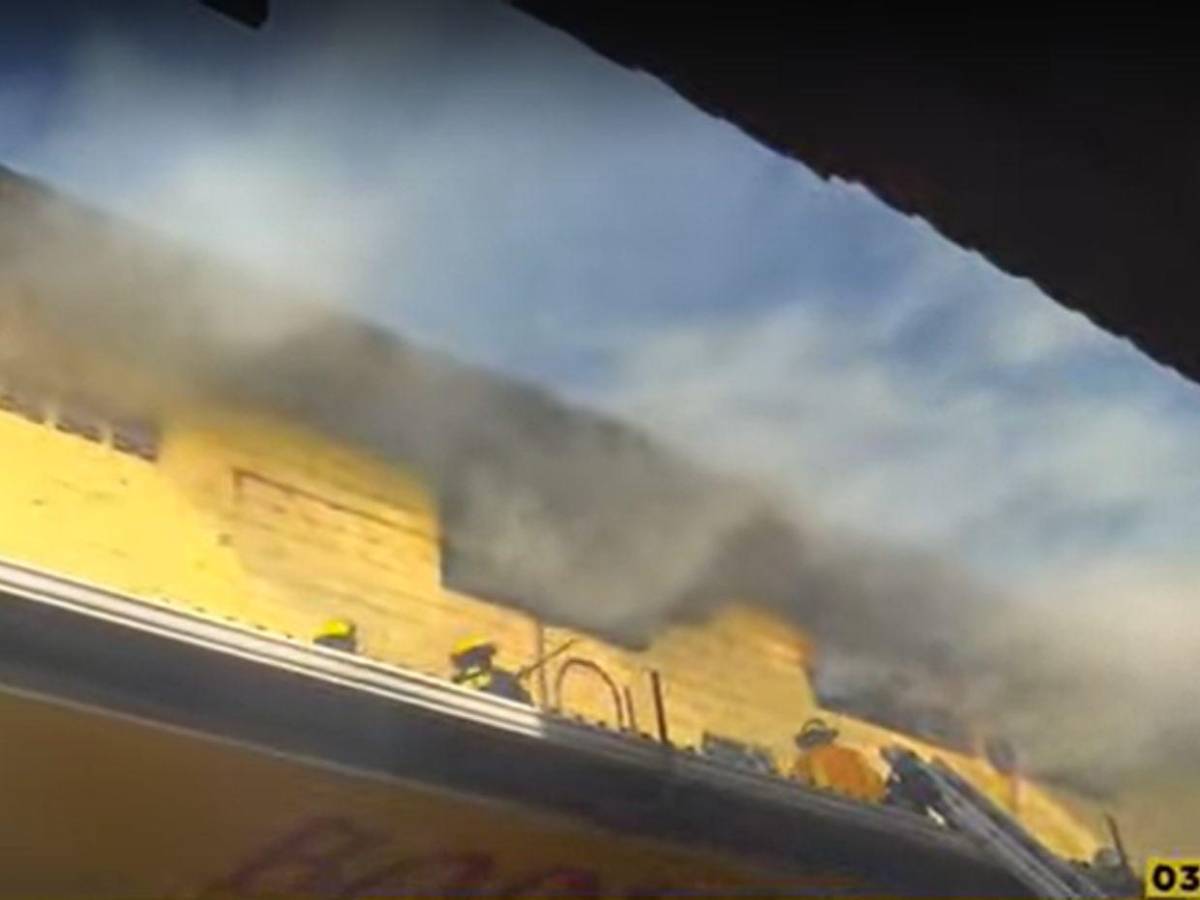 Imágenes del pavoroso incendio en una bodega en el mercado Zonal Belén