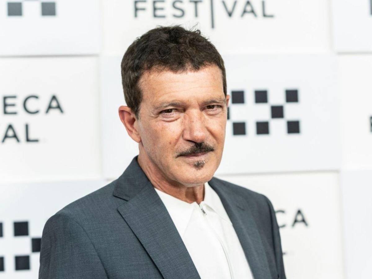 Antonio Banderas procesiona en Málaga y defiende la Semana Santa solidaria